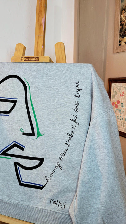 Sweat-shirt upcyclé peint à la main. "Le courage éclaire l'ombre et fait danser l'espoir" Taille L (homme)