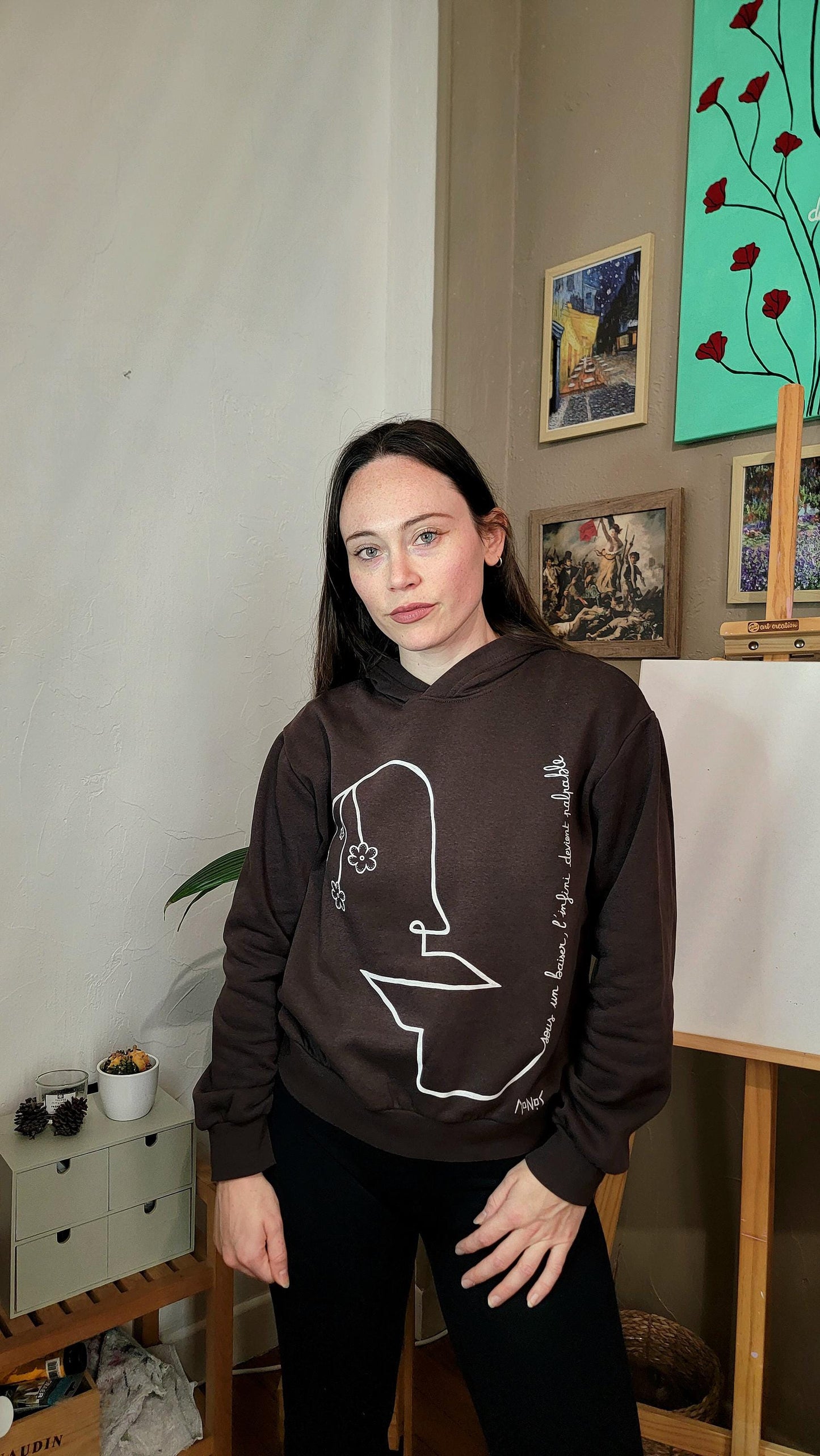 Sweat à capuche peint à la main. "Sous un baiser, l'infini devient palpable" - Taille S