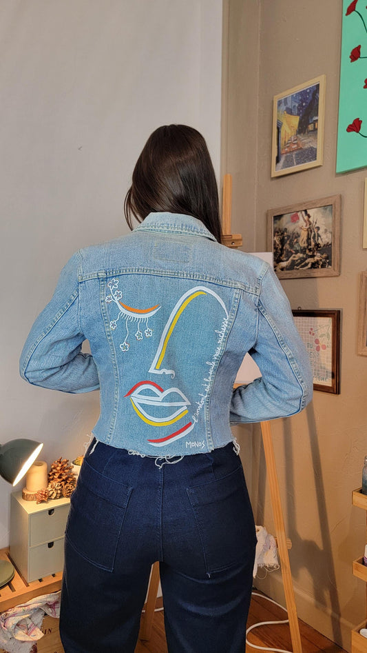 Veste en jean upcyclée peinte à la main "L'instant est la seule vraie richesse" - Taille S