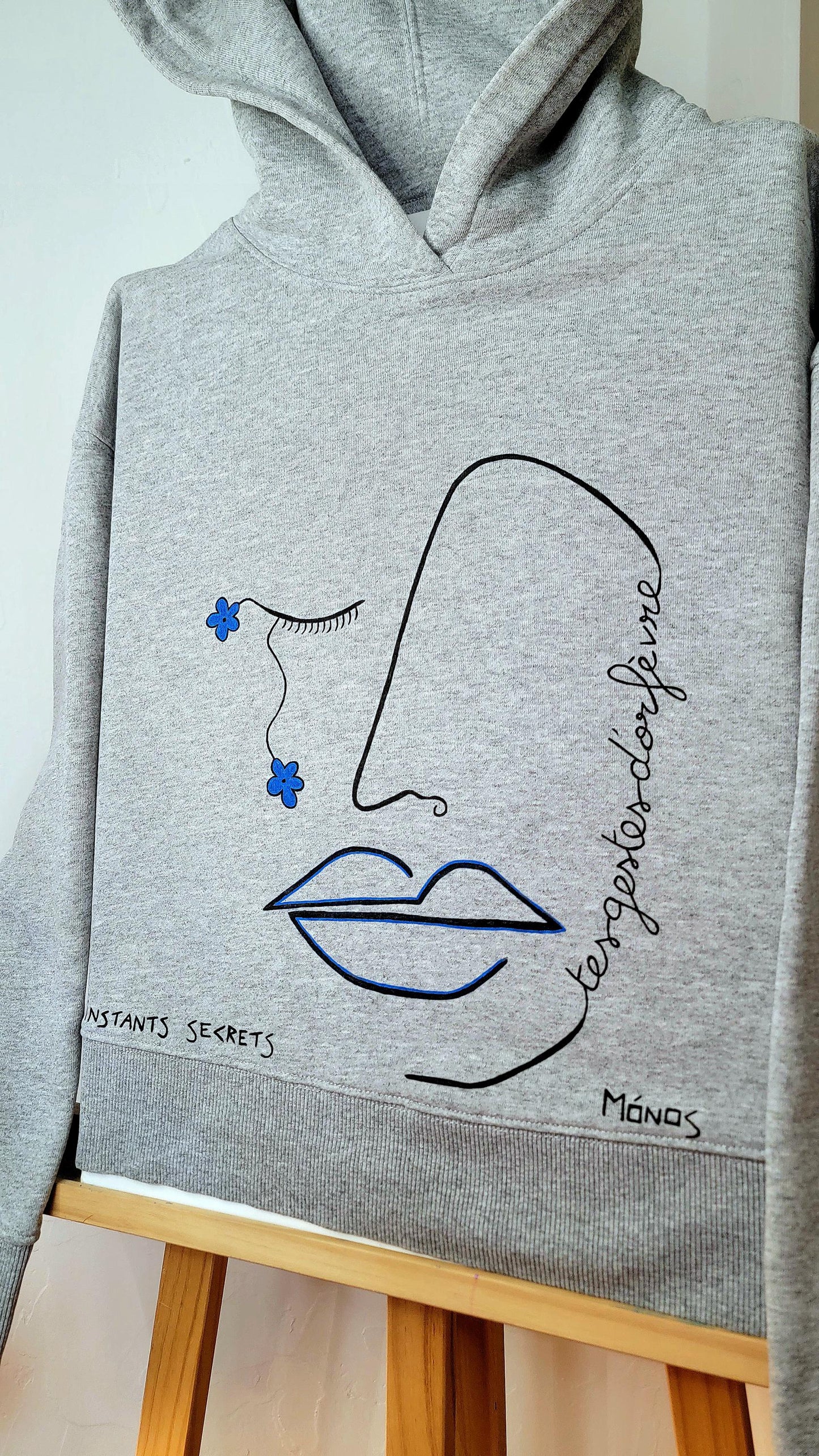 Sweat à capuche upcyclé peint à la main. "Tes gestes d'orfèvres" Taille S