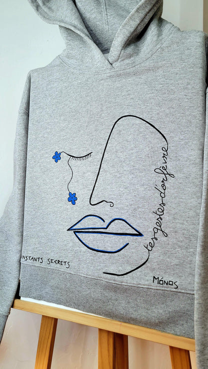 Sweat à capuche upcyclé peint à la main. "Tes gestes d'orfèvres" Taille S
