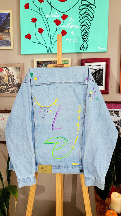 Veste en jean upcyclée peinte à la main. "Ta présence a réveillé mes silences" - Taille : M