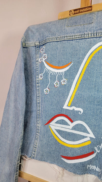 Veste en jean upcyclée peinte à la main "L'instant est la seule vraie richesse" - Taille S