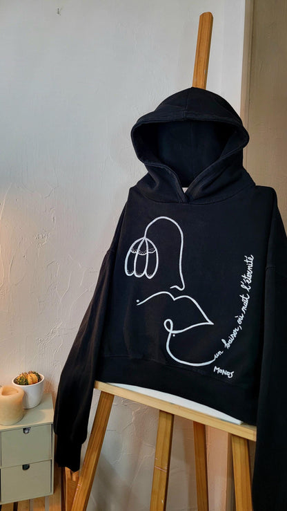 Sweat à capuche upcyclé peint à la main. "Un baiser, où naît l'éternité" - Taille L