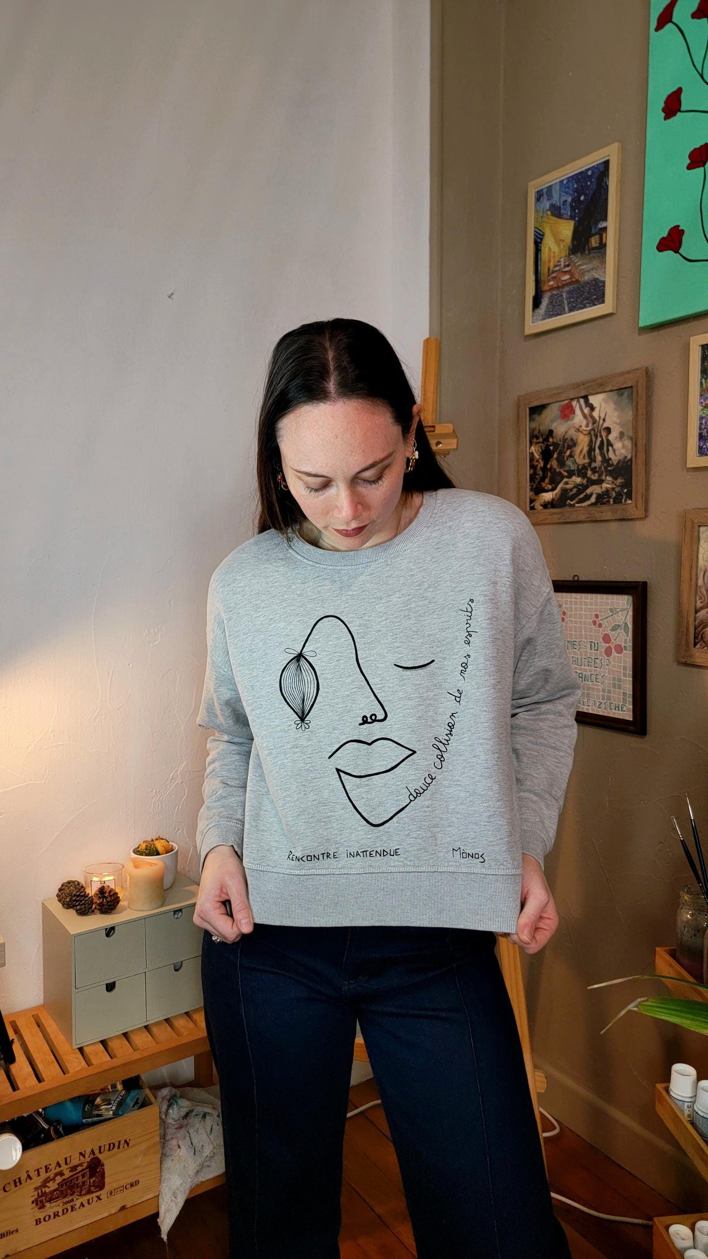 Sweat-shirt upcyclé peint à la main. "Douce collision de nos esprit" - Taille M
