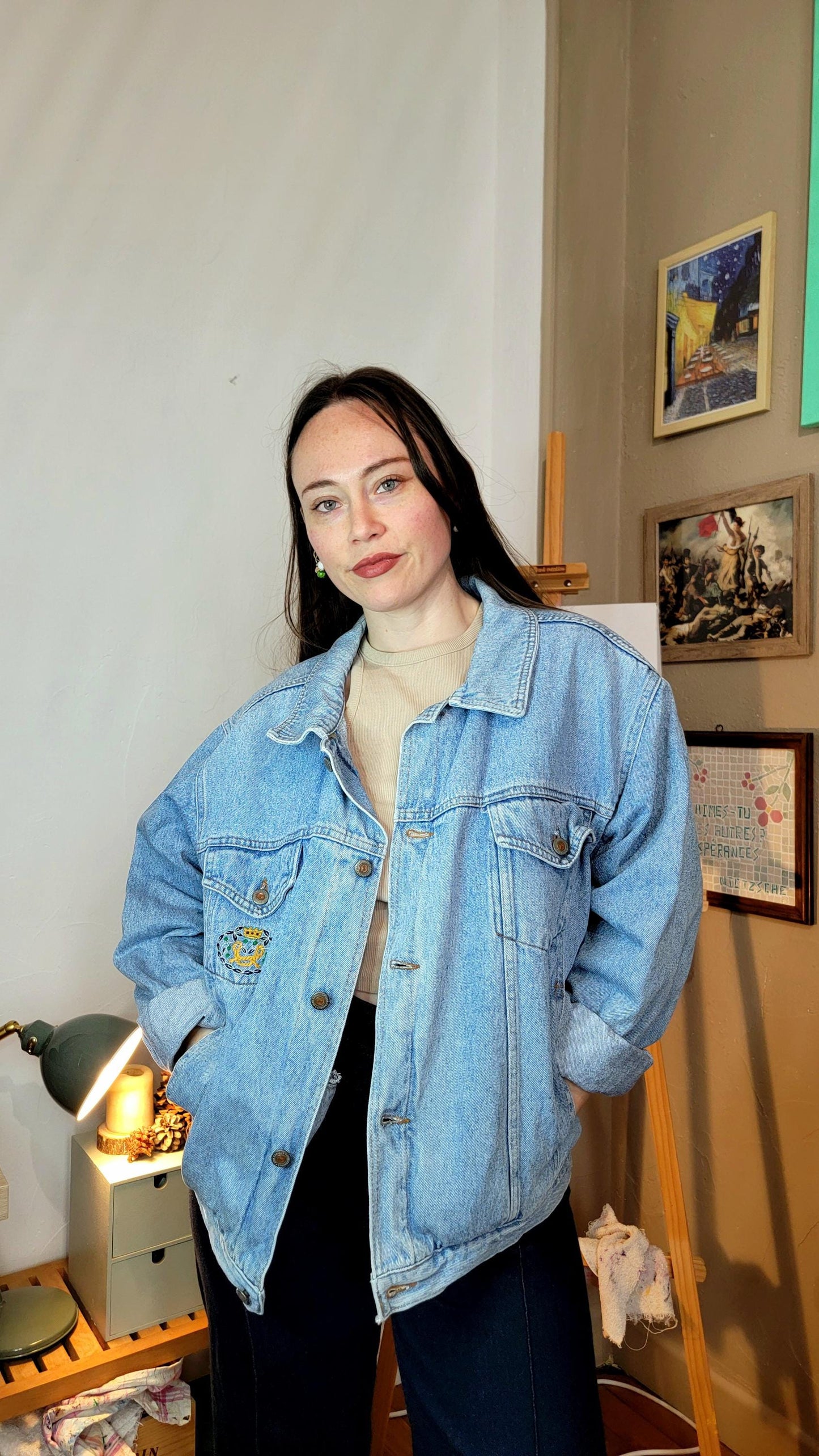 Veste en jean upcyclée peinte à la main. "Le parfum du coeur" - Taille : L (coupe oversize)
