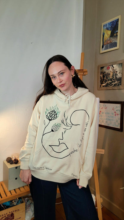 Sweat-shirt à capuche upcyclé peint à la main. "Perdre du temps à ses côtés" - Taille L