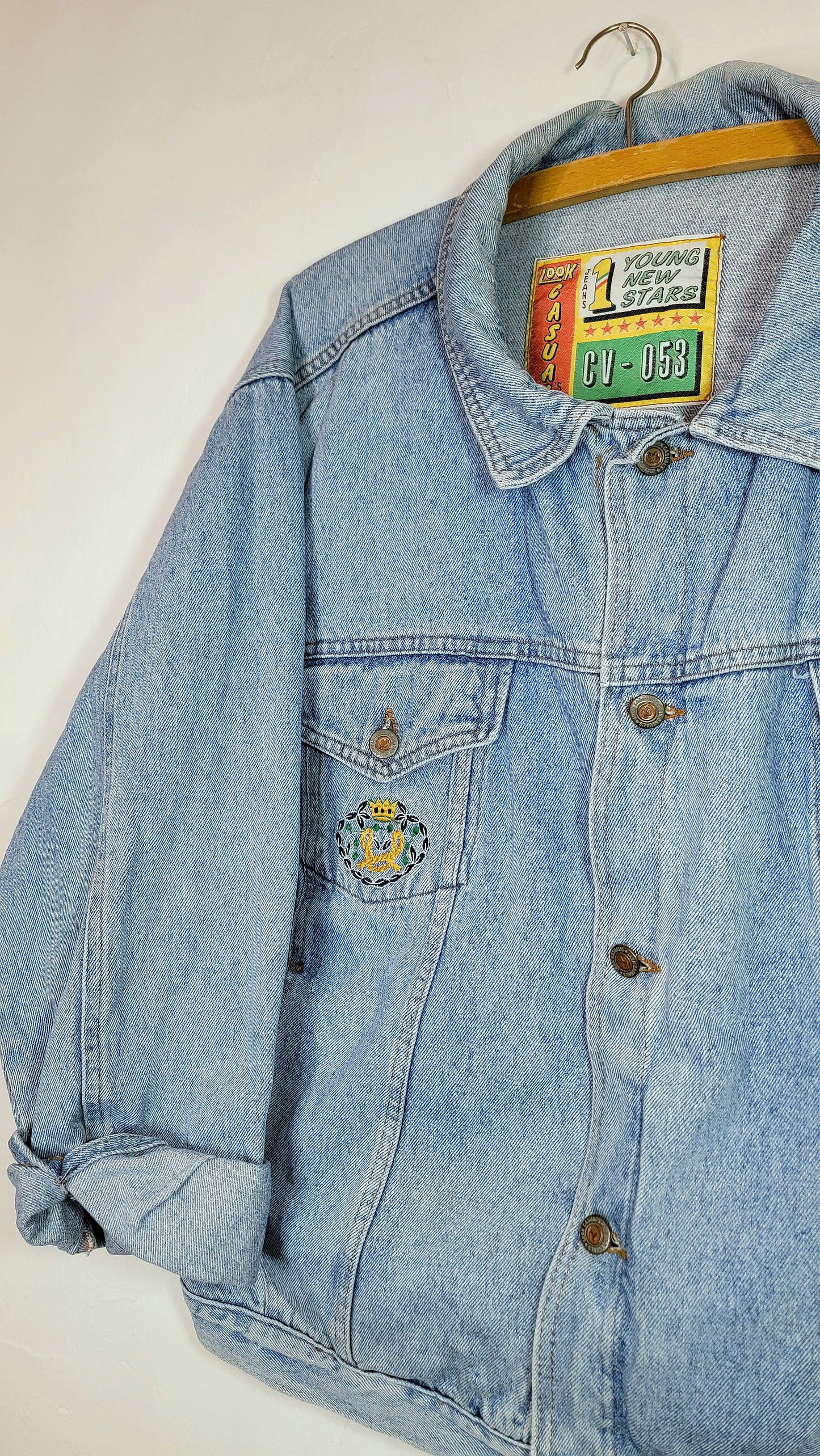 Veste en jean upcyclée peinte à la main. "Le parfum du coeur" - Taille : L (coupe oversize)
