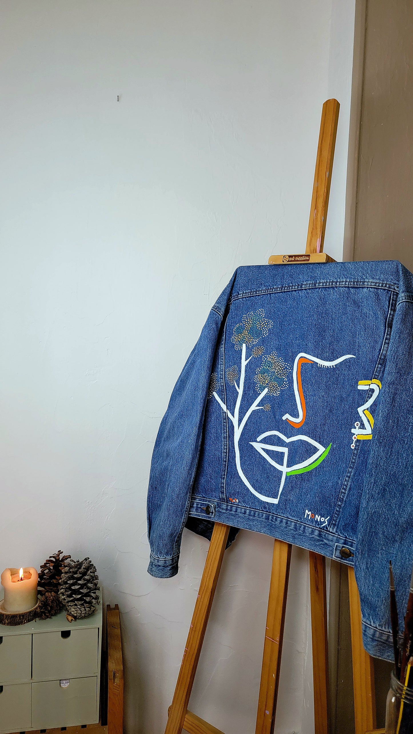 Veste en jean upcyclée peinte à la main.  "Pluto" - Taille M / L
