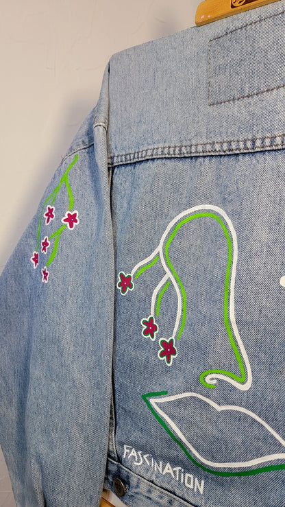 Veste en jean upcyclée peinte à la main. "Dévorer sa poésie" - Taille M