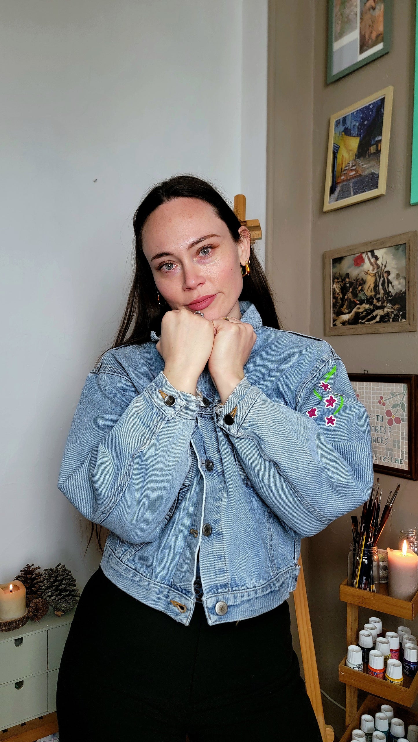 Veste en jean upcyclée peinte à la main. "Dévorer sa poésie" - Taille M