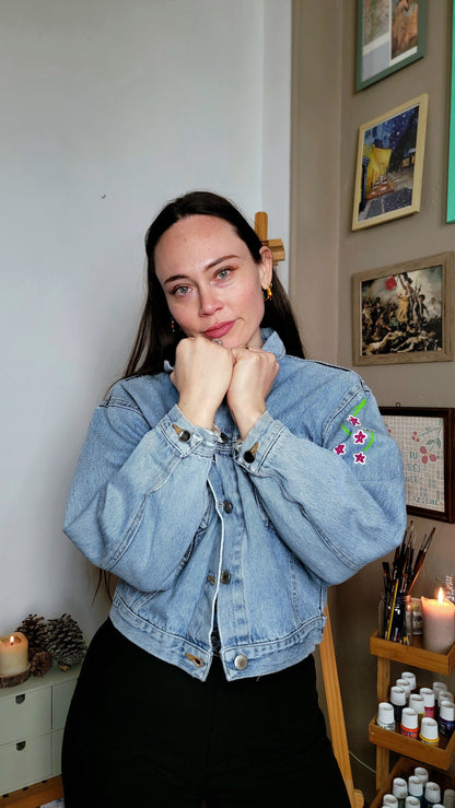 Veste en jean upcyclée peinte à la main. "Dévorer sa poésie" - Taille M