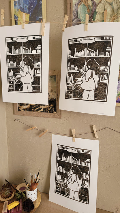 Linogravure originale en édition limitée "Au coeur de la bibliothèque" Couleur Sépia