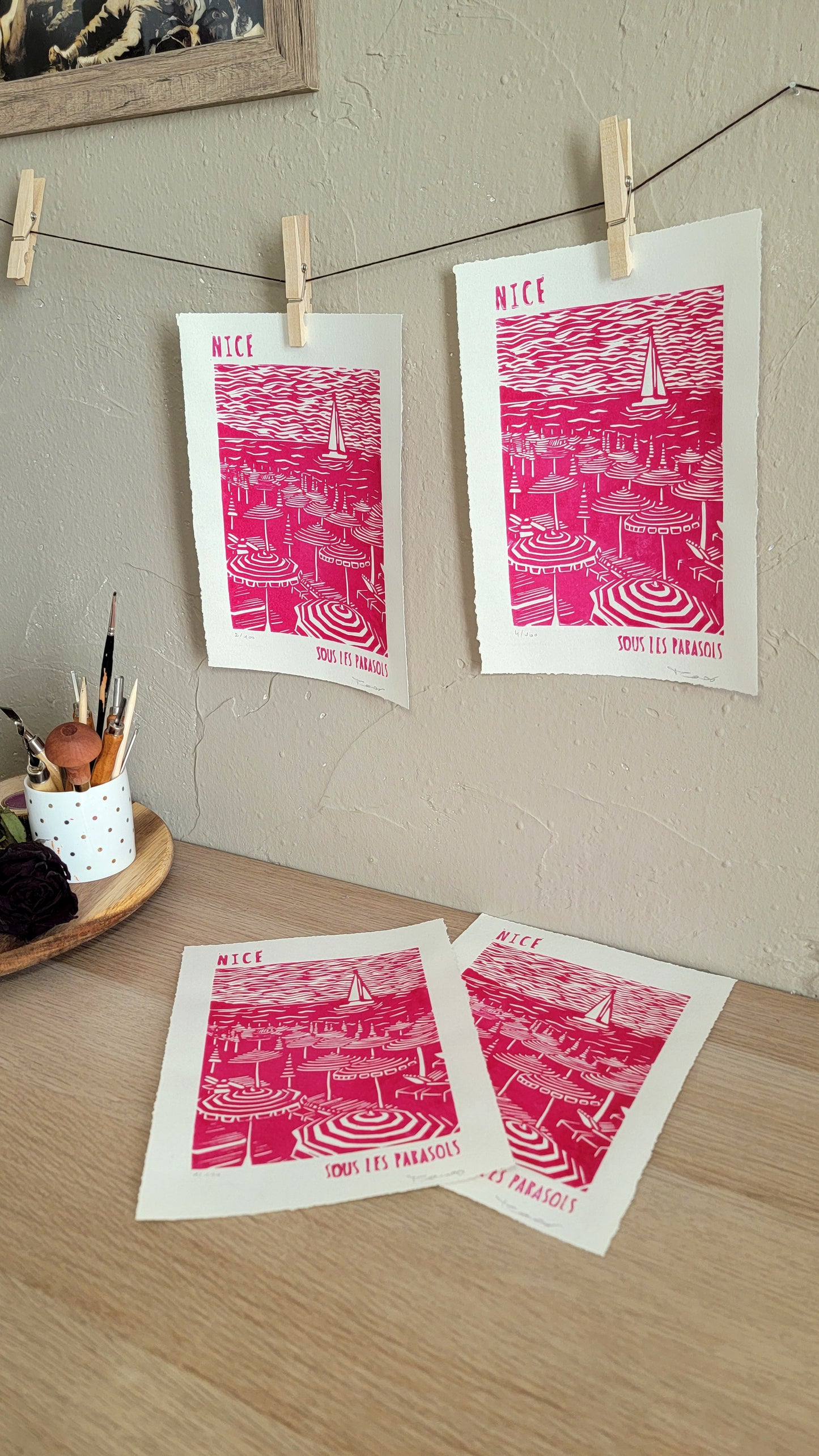 Linogravure originale en édition limitée "Sous les parasols" Couleur Magenta