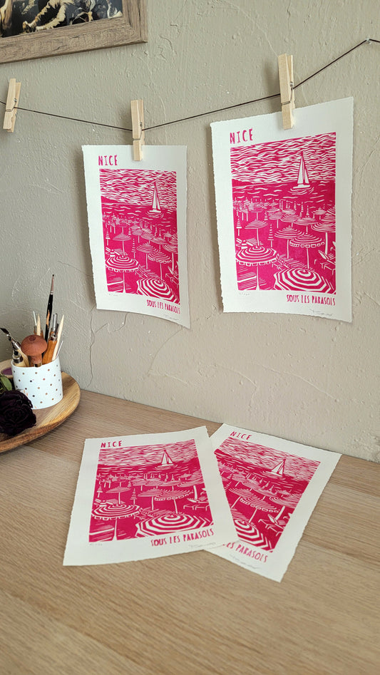 Linogravure originale en édition limitée "Sous les parasols" Couleur Magenta