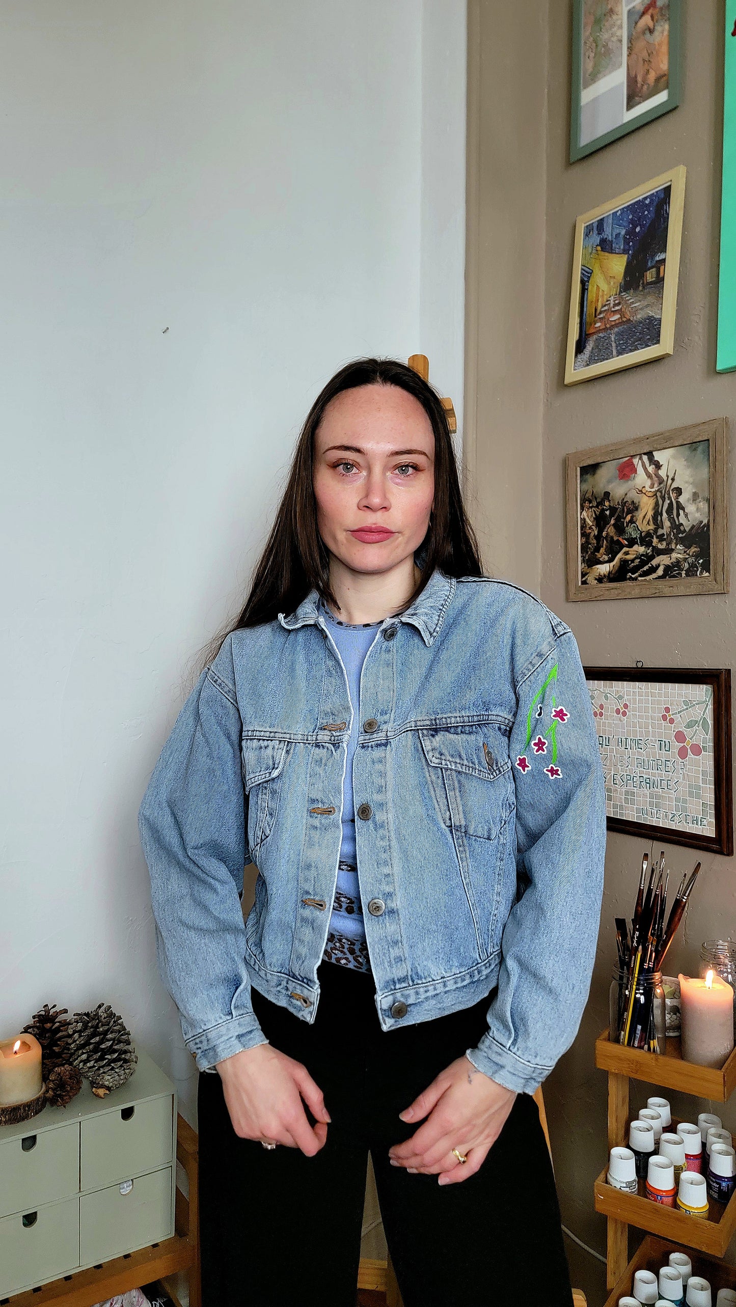 Veste en jean upcyclée peinte à la main. "Dévorer sa poésie" - Taille M