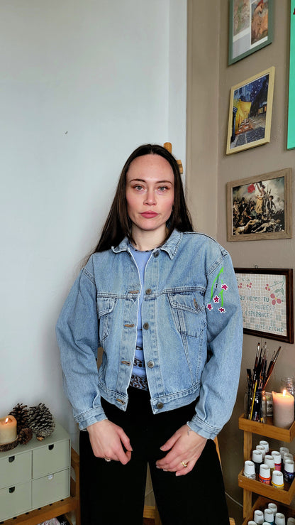 Veste en jean upcyclée peinte à la main. "Dévorer sa poésie" - Taille M