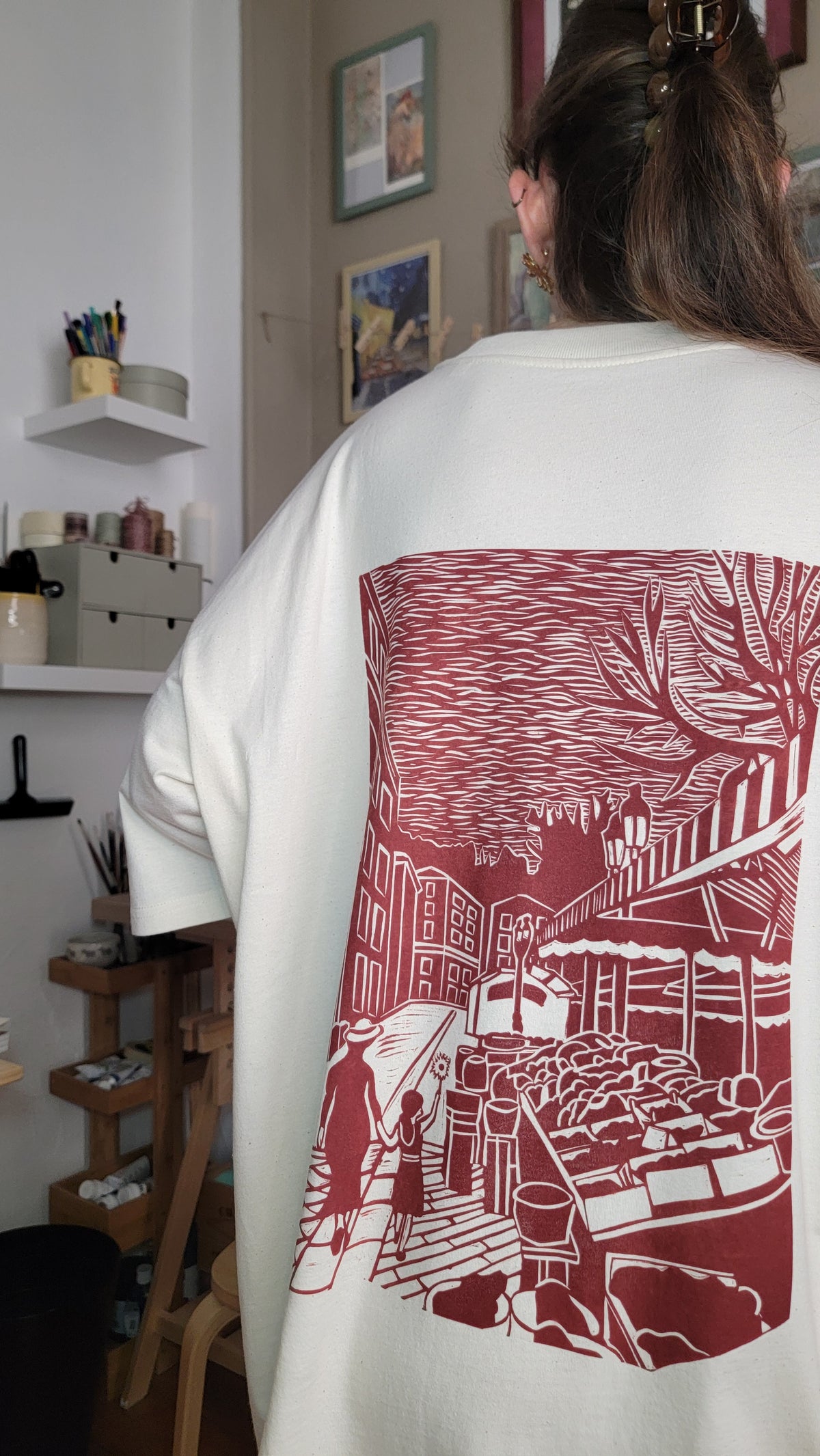 Teeshirt oversize en linogravure - "Au cœur du cours Saleya" - Couleur Rouge brique  - Taille L