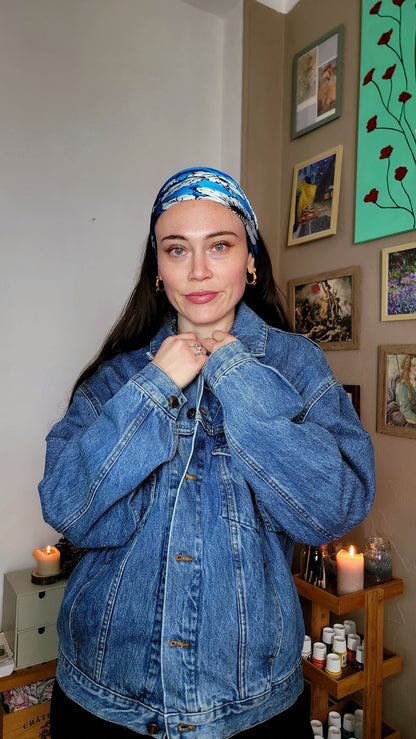 Veste en jean upcyclée peinte à la main.  "Pluto" - Taille M / L