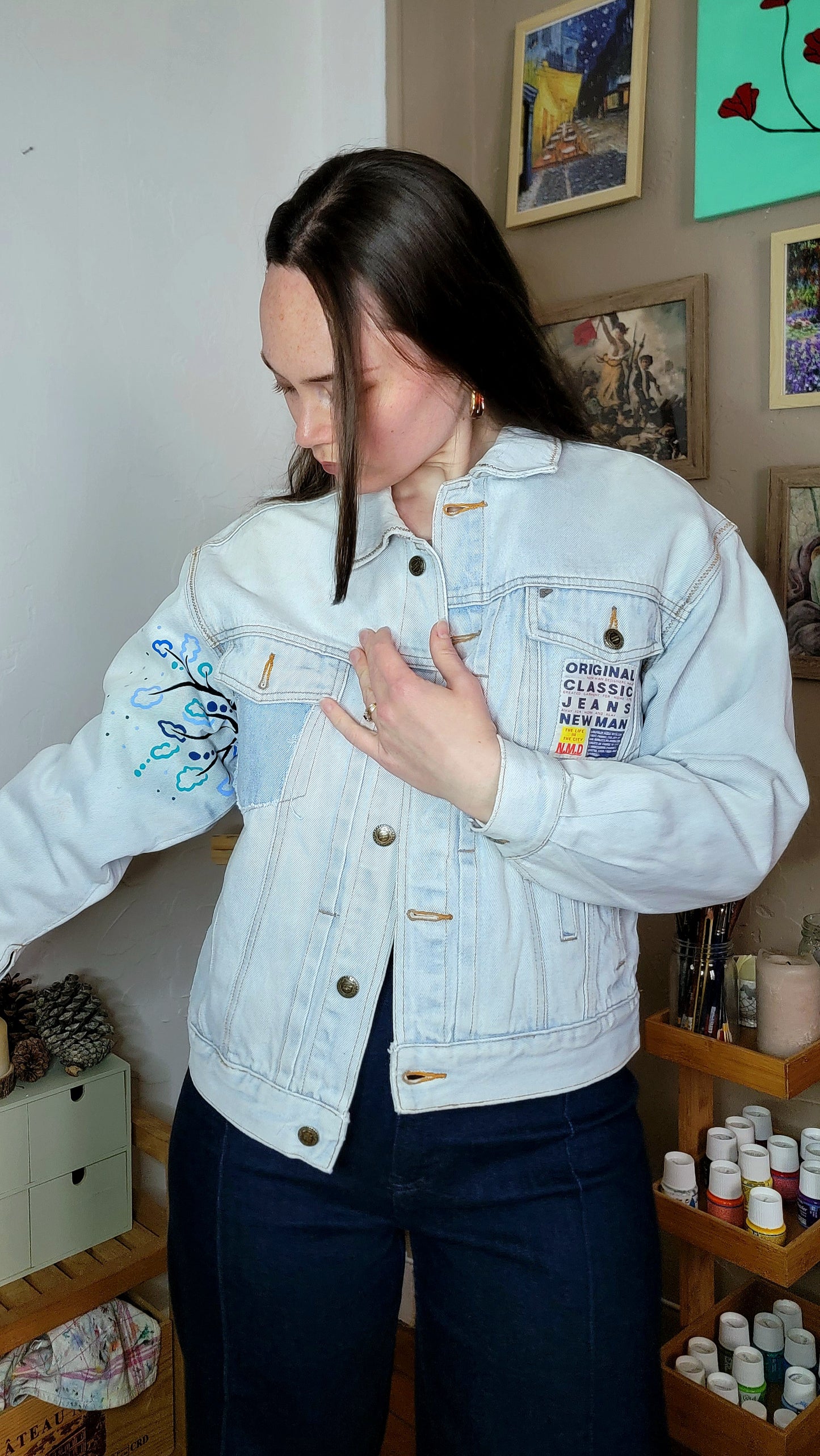 Veste en jean upcyclée peinte à la main. "Perles" - Taille M