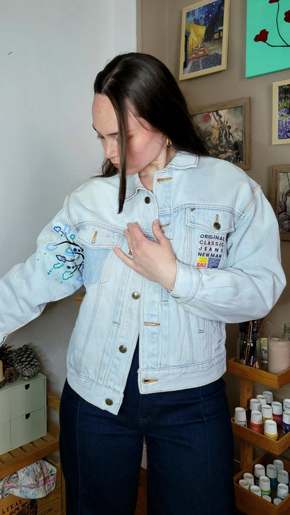 Veste en jean upcyclée peinte à la main. "Perles" - Taille M