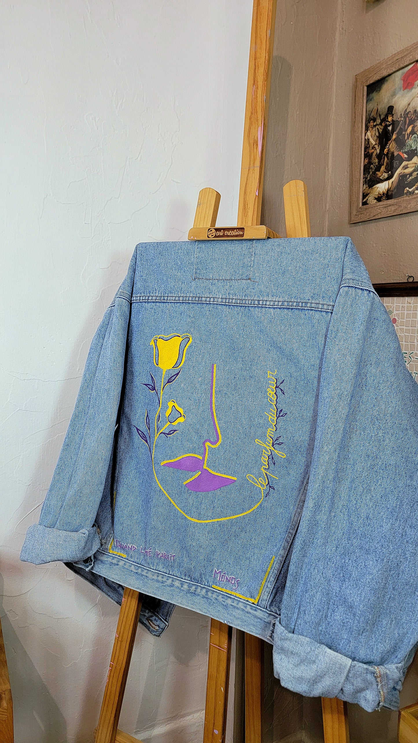 Veste en jean upcyclée peinte à la main. "Le parfum du coeur" - Taille : L (coupe oversize)