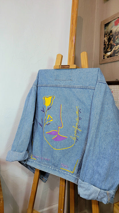 Veste en jean upcyclée peinte à la main. "Le parfum du coeur" - Taille : L (coupe oversize)