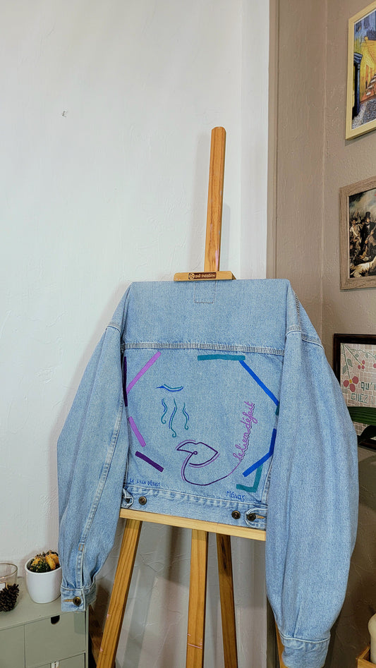Veste en jean upcyclée peinte à la main. "Le lien défait" - Taille L