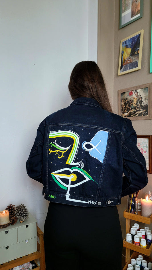 Veste en jean upcyclée peinte à la main. "Astres" - Taille S