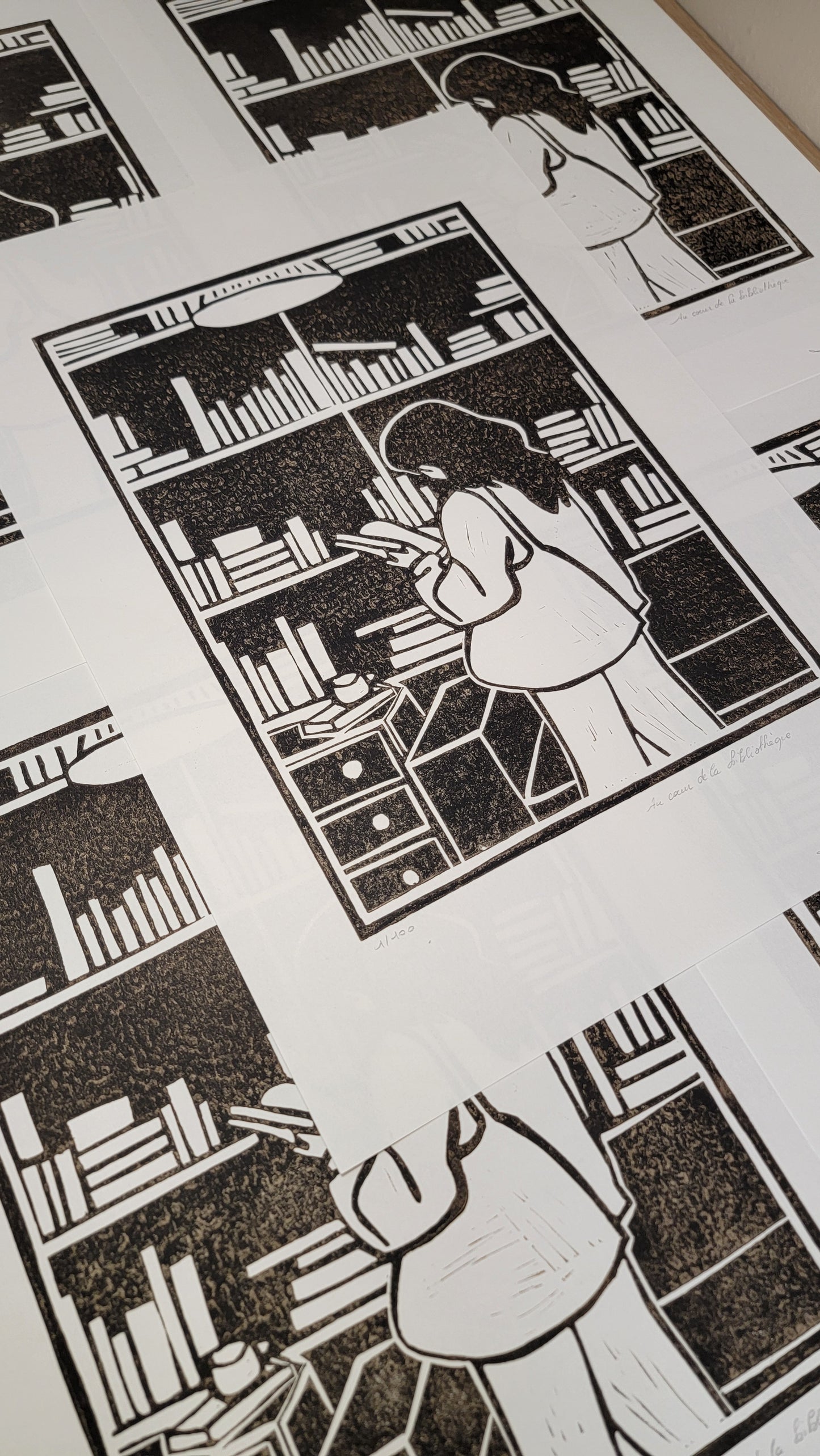 Linogravure originale en édition limitée "Au coeur de la bibliothèque" Couleur Sépia