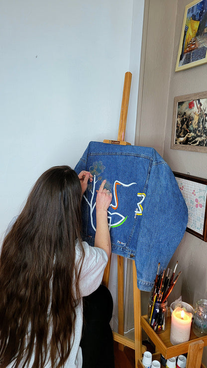 Veste en jean upcyclée peinte à la main.  "Pluto" - Taille M / L