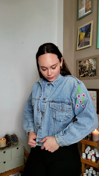 Veste en jean upcyclée peinte à la main. "Dévorer sa poésie" - Taille M