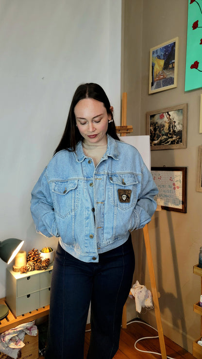 Veste en jean upcyclée peinte à la main. "Le lien défait" - Taille L