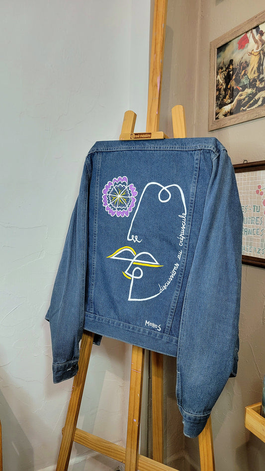 Veste en jean upcyclée peinte à la main, pièce unique, poétique. "Discussions au crépuscule" - Taille 36 S
