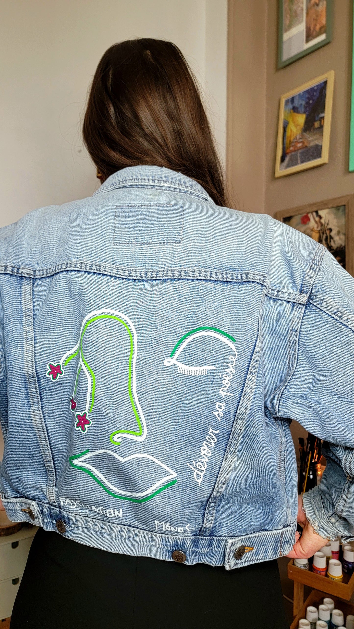Veste en jean upcyclée peinte à la main. "Dévorer sa poésie" - Taille M