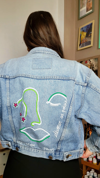 Veste en jean upcyclée peinte à la main. "Dévorer sa poésie" - Taille M