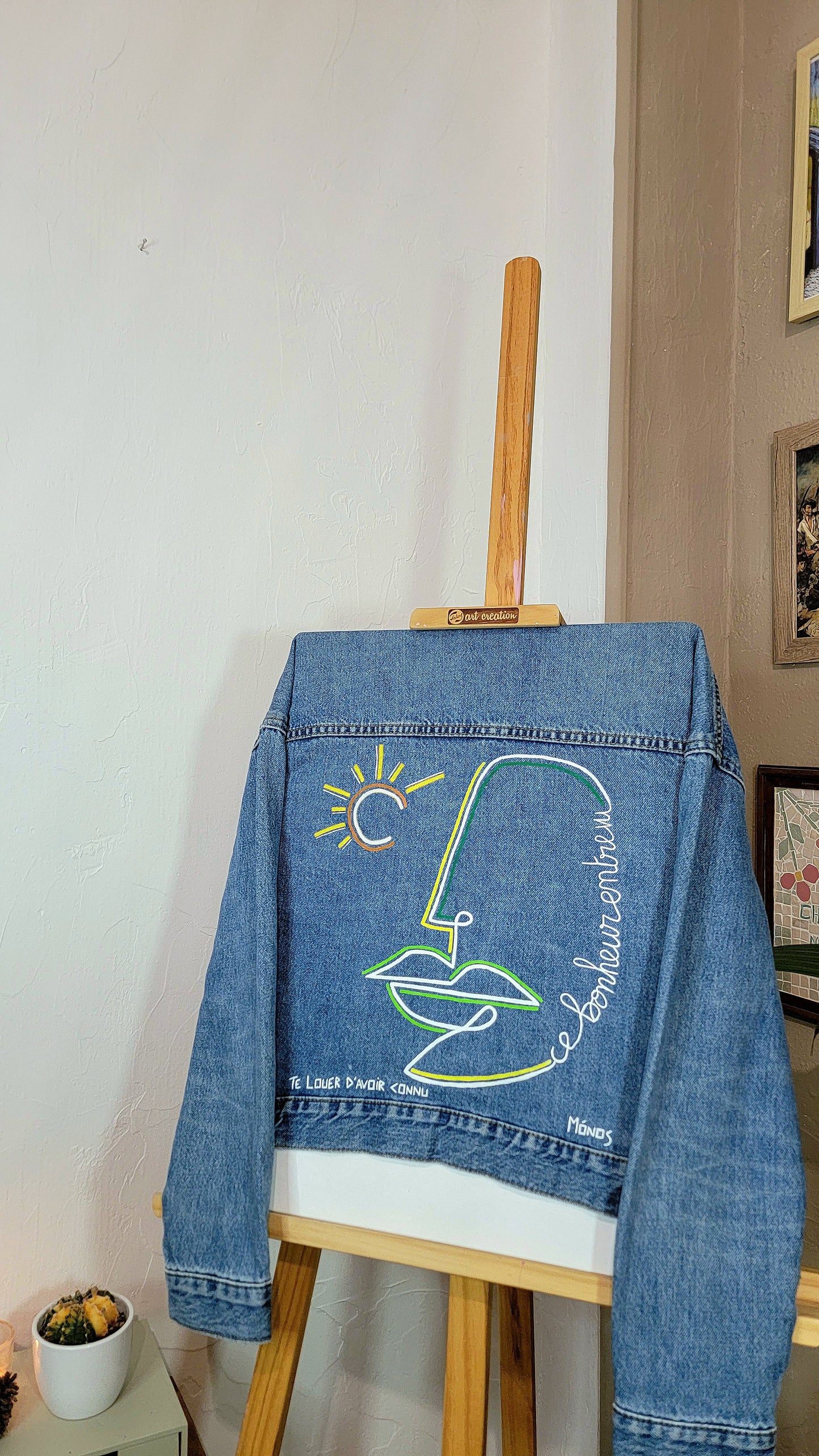 Veste en jean upcyclée peinte à la main. "Ce bonheur entrevu" - Taille : S (femme)