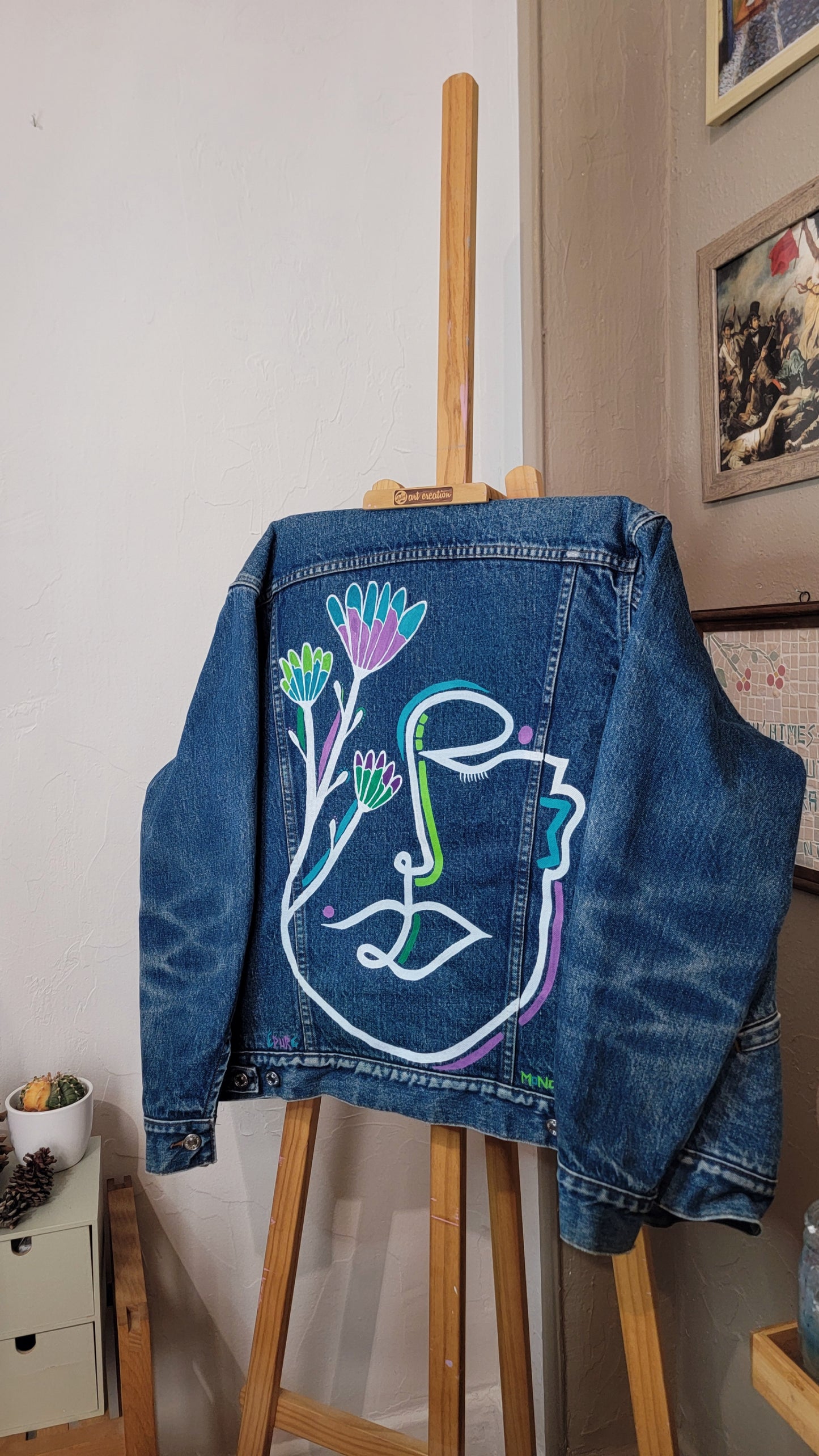 Veste en jean upcyclée peinte à la main. "Epure" - Taille L