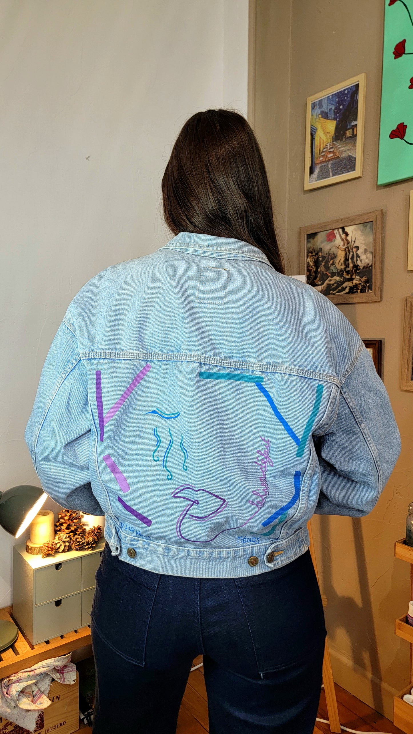 Veste en jean upcyclée peinte à la main. "Le lien défait" - Taille L