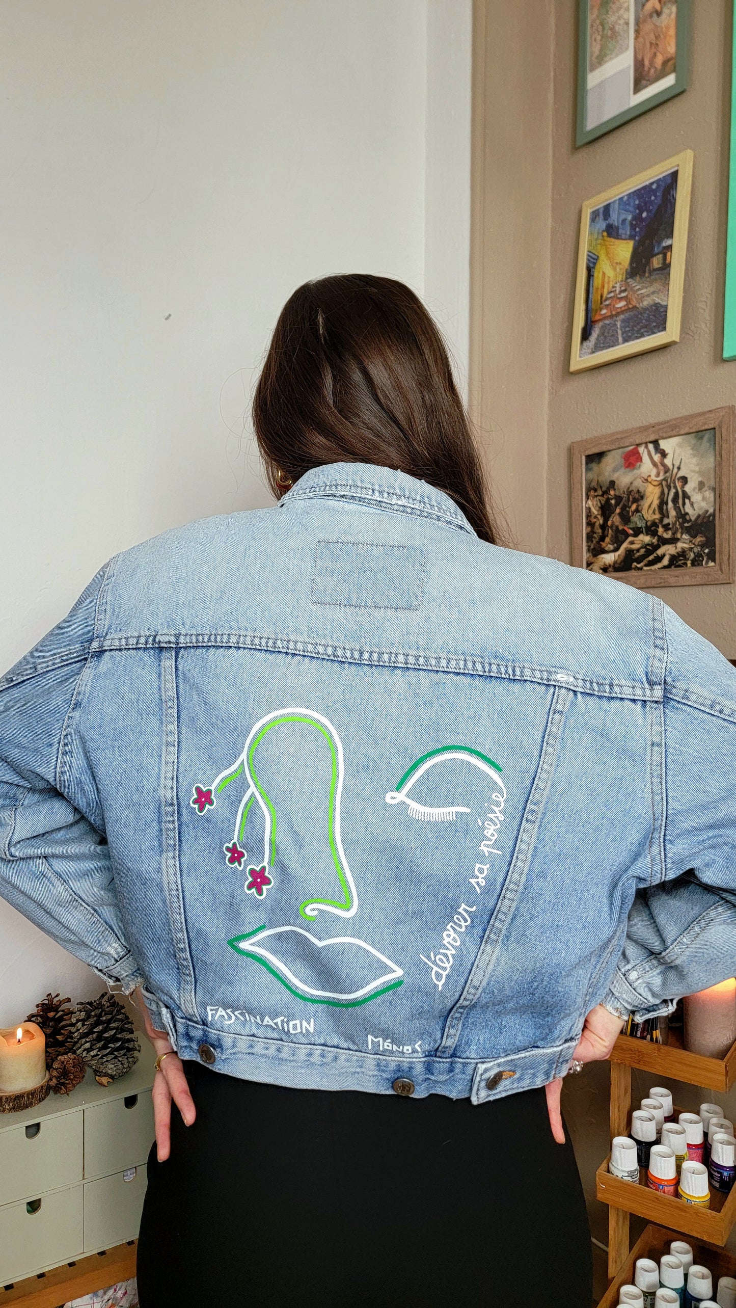 Veste en jean upcyclée peinte à la main. "Dévorer sa poésie" - Taille M