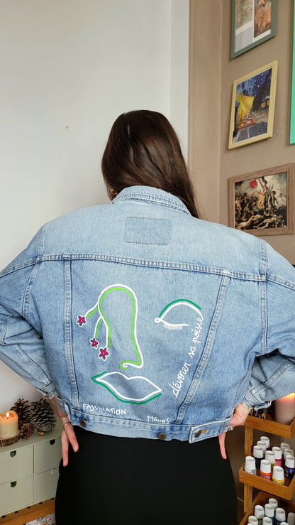 Veste en jean upcyclée peinte à la main. "Dévorer sa poésie" - Taille M