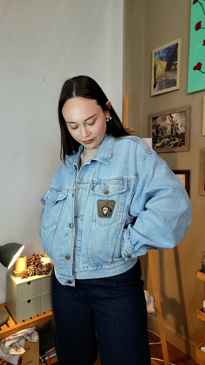 Veste en jean upcyclée peinte à la main. "Le lien défait" - Taille L