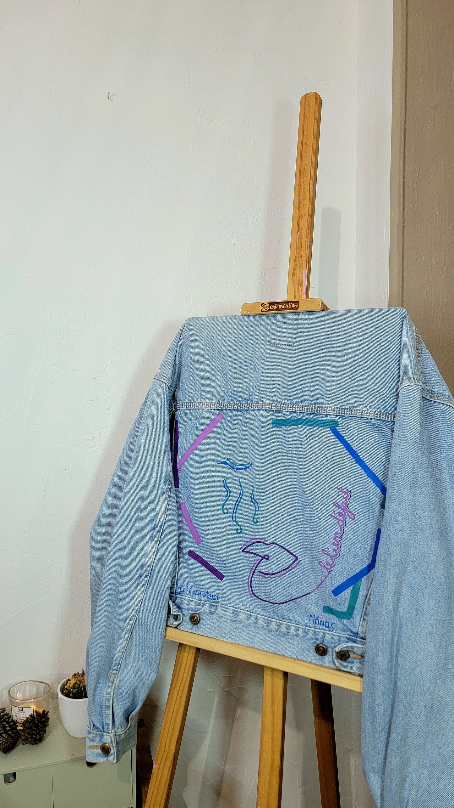 Veste en jean upcyclée peinte à la main. "Le lien défait" - Taille L