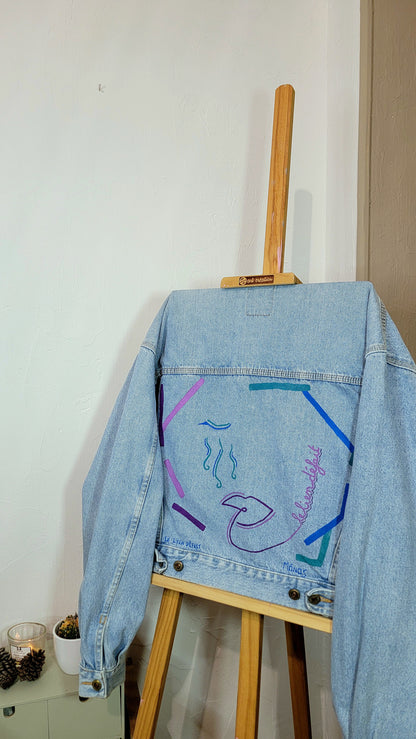 Veste en jean upcyclée peinte à la main. "Le lien défait" - Taille L