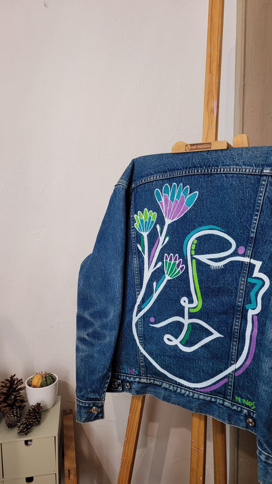 Veste en jean upcyclée peinte à la main. "Epure" - Taille L