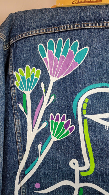 Veste en jean upcyclée peinte à la main. "Epure" - Taille L
