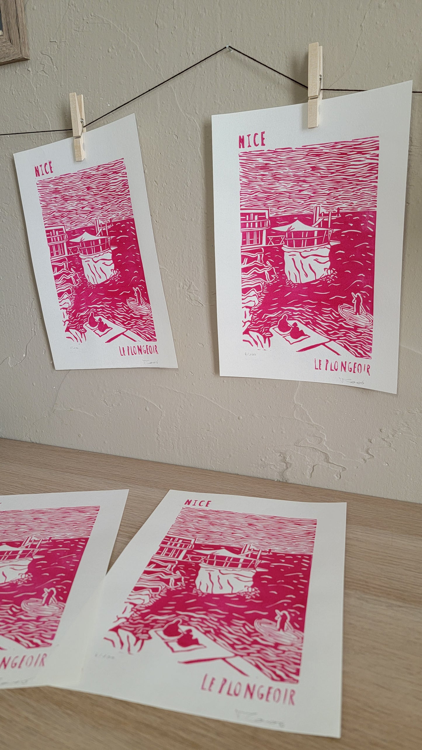 Linogravure originale en édition limitée "Le plongeoir" Couleur Magenta
