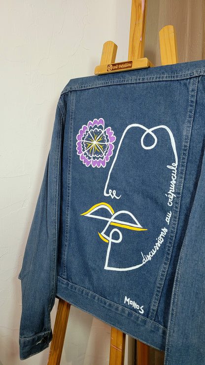 Veste en jean upcyclée peinte à la main, pièce unique, poétique. "Discussions au crépuscule" - Taille 36 S