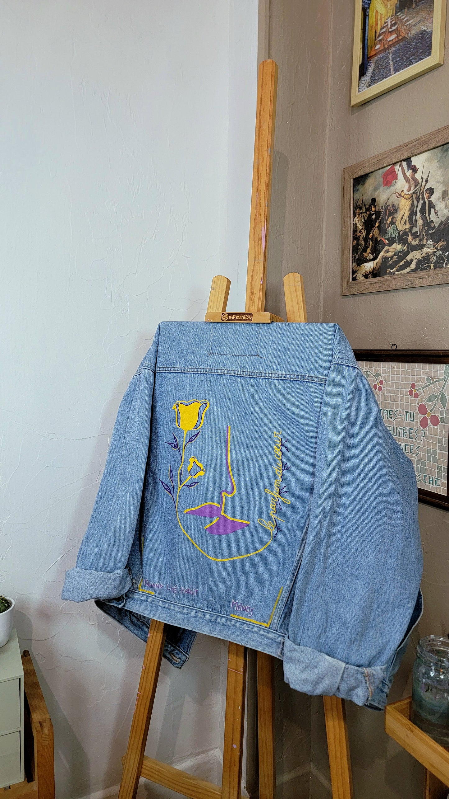 Veste en jean upcyclée peinte à la main. "Le parfum du coeur" - Taille : L (coupe oversize)