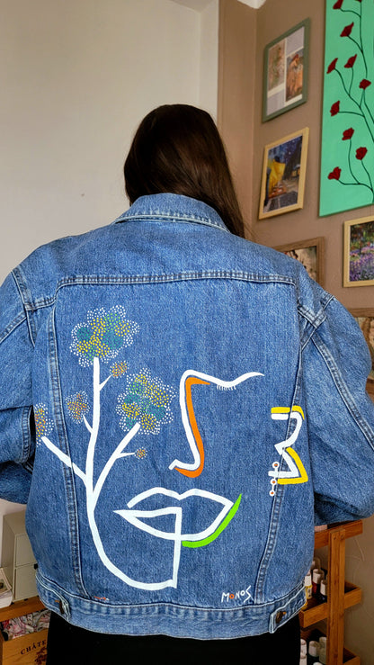 Veste en jean upcyclée peinte à la main.  "Pluto" - Taille M / L